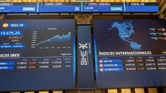 Paneles informativos en el Palacio de la Bolsa de Madrid. Ricardo Rubio/Europa Press.