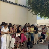 Niñas esperan a las puertas de la Jefatura Superior de Policía. Gabriela Sardá Núñez / Europa Press