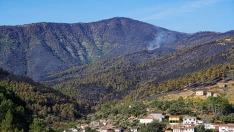 EuropaPress 7723771 vista paisaje nunomoral columna humo bosque 21 agosto 2026 nunomoral