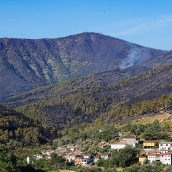 Vista del paisaje de Nuñomoral con una columna de humo en el bosque en Nuñomoral en Cáceres. Carlos Criado/Europa Press.