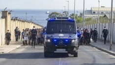 La Policía Nacional desaloja la playa del Trampolín. Marcos Moreno / Europa Press
