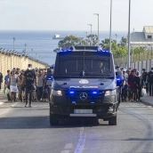 La Policía Nacional desaloja la playa del Trampolín. Marcos Moreno / Europa Press