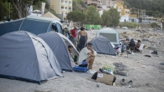 Varios inmigrantes acampados en la playa del Trampolín, en Ceuta. Marcos Moreno / Europa Press