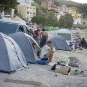 Varios inmigrantes acampados en la playa del Trampolín, en Ceuta. Marcos Moreno / Europa Press