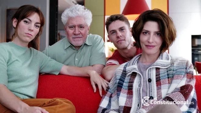 Pedro Almodovar junto a Victoria Luengo, Patrick Criado y Bárbara Lennie en el rodaje de "Amarga Navidad"