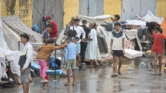 Inmigrantes acampados en las naves del Tarajal. Marcos Moreno / Europa Press