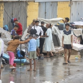 Inmigrantes acampados en las naves del Tarajal. Marcos Moreno / Europa Press