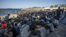 Varios inmigrantes en una playa. Marcos Moreno / Europa Press