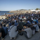 Varios inmigrantes en una playa. Marcos Moreno / Europa Press