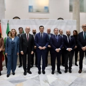 El presidente de la Junta de Andalucía, Juanma Moreno, posa en una foto antes de reunirse con el hermano mayor de la Hermandad de la Esperanza de Málaga, Sergio Morales. A 27 de enero de 2026, en Málaga (Andalucía, España).