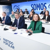 El presidente del Partido Popular, Alberto Núñez Feijóo, preside la reunión de la Junta Directiva Nacional del partido, junto a Elías Bendodo, Miguel Tellado, y Cuca Gamarra.  Gustavo Valiente / Europa Press