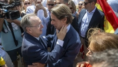El expresidente del Gobierno y presidente de la Fundación FAES, José María Aznar, y el presidente de Ceuta, Juan Jesús Vivas. Marcos Moreno / Europa Press