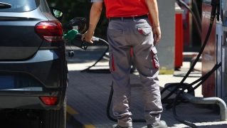 Una persona reposta gasolina en un coche, en una gasolinera. Marta Fernández/Europa Press.