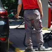 Una persona reposta gasolina en un coche, en una gasolinera. Marta Fernández/Europa Press.