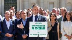 El presidente de la ultraderecha VOX, Santiago Abascal (c), atiende a los medios de comunicación tras la reunión de inicio del curso político. Marta Fernández / Europa Press