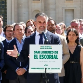 El presidente de la ultraderecha VOX, Santiago Abascal (c), atiende a los medios de comunicación tras la reunión de inicio del curso político. Marta Fernández / Europa Press