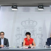 El vicepresidente primero y ministro de Economía, Comercio y Empresa, Carlos Cuerpo; la ministra de Inclusión, Seguridad Social y Migraciones y portavoz del Gobierno, Elma Saiz; y el ministro de Política Territorial y Memoria Democrática, Ángel Víctor Torres; durante la rueda de prensa posterior al Consejo de Ministros. Marta Fernández / Europa Press