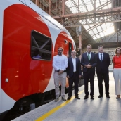 El ministro de Transportes y Movilidad Sostenible, Óscar Puente (C), durante la presentación de los nuevos trenes de Cercanías Madrid. Fuente: @oscar_puente_ en X
