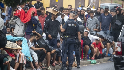 Varios agentes de la Policía Nacional controlan las colas de inmigrantes hoy en Ceuta. Marcos Moreno / Europa Press