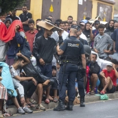 Varios agentes de la Policía Nacional controlan las colas de inmigrantes hoy en Ceuta. Marcos Moreno / Europa Press