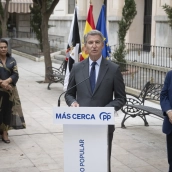El presidente del Partido Popular, Alberto Núñez Feijóo (i), y el presidente de Ceuta, Juan Jesús Vivas (d), durante el acto institucional con motivo del Día de Ceuta. Marcos Moreno / Europa Press