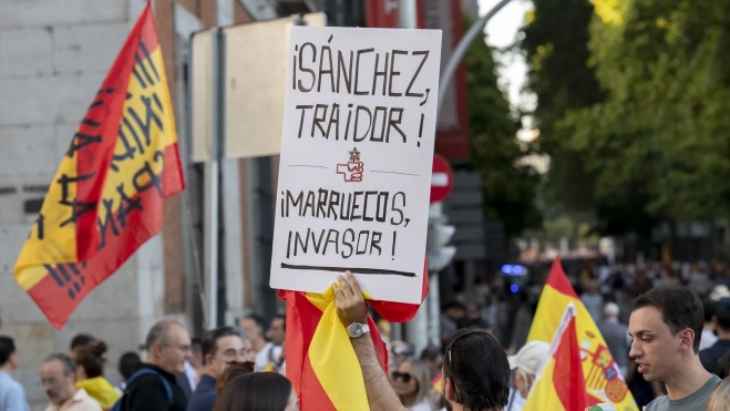 Manifestantes ultraderechistas en la convocatoria alternativa por la crisis en Ceuta frente al Congreso de los Diputados. Alberto Ortega / Europa Press