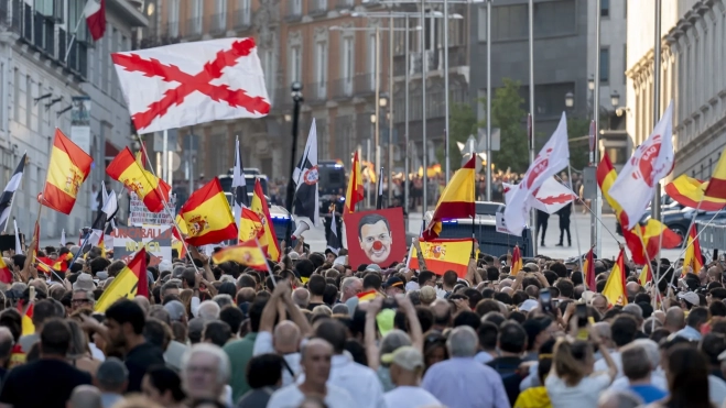 Decenas de manifestantes en la convocatoria ultraderechista alternativa en Madrid. Alberto Ortega / Europa Press