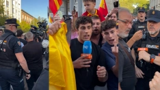 El reportero de 'Mañaneros 360' de TVE, Mikel Etxarri, increpado en la concentración por Ceuta frente al Congreso. Fuente: X