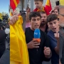 El reportero de 'Mañaneros 360' de TVE, Mikel Etxarri, increpado en la concentración por Ceuta frente al Congreso. Fuente: X