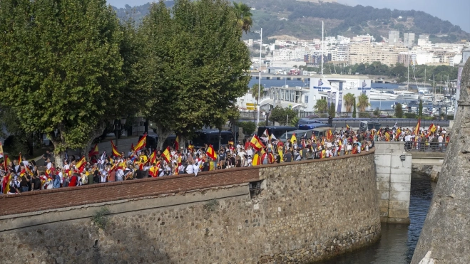 La manifestación de apoyo a Ceuta recorre este miércoles el entorno de las Murallas Reales de la ciudad entre numerosas banderas de España. Marcos Moreno / Europa Press