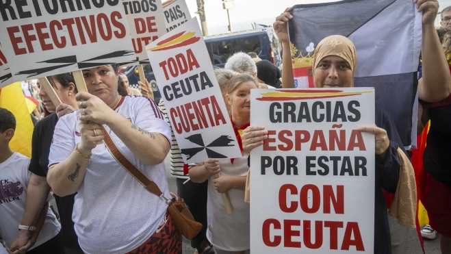 'Toda Ceuta unida', uno de los mensajes que se repitieron entre los asistentes a la movilización en la ciudad. Marcos Moreno / Europa Press