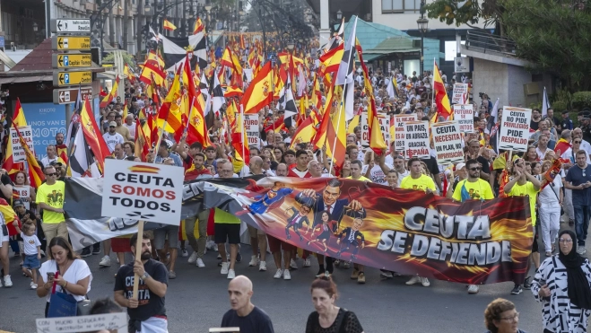La cabecera de la marcha avanza por el centro de Ceuta entre banderas y mensajes contra el Gobierno de Pedro Sánchez. Marcos Moreno / Europa Press