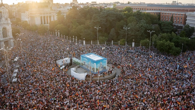 Una gran multitud abarrota la plaza de Cibeles y sus accesos, en Madrid, durante la concentración de apoyo a Ceuta. Gabriel Luengas / Europa Press