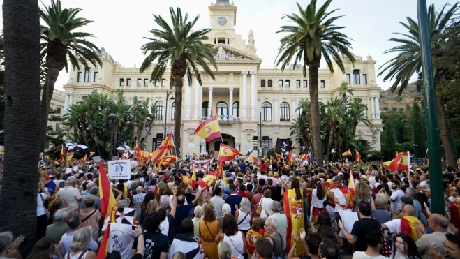 Cientos de personas se concentran ante el Ayuntamiento de Málaga entre banderas de España y Ceuta en apoyo a la ciudad autónoma. Álex Zea / Europa Press