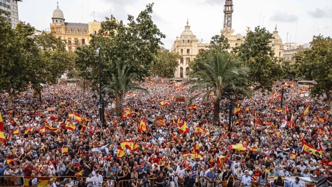Miles de personas llenan la Plaza del Ayuntamiento de Valencia, con el Palacio de las Comunicaciones al fondo, durante la movilización de apoyo a Ceuta