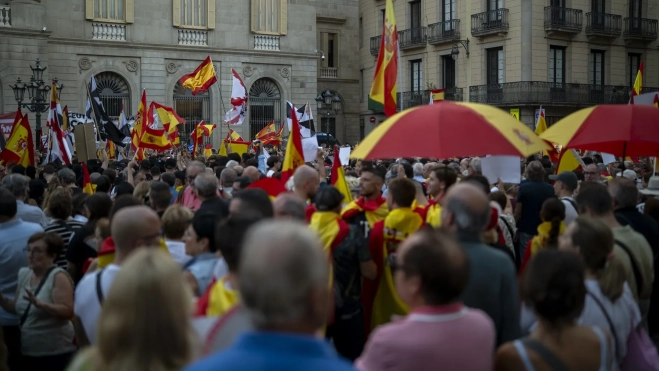 La concentración de apoyo a Ceuta reúne a cientos de personas en el centro de Barcelona entre banderas de España y de la ciudad autónoma. Lorena Sopêna / Europa Press