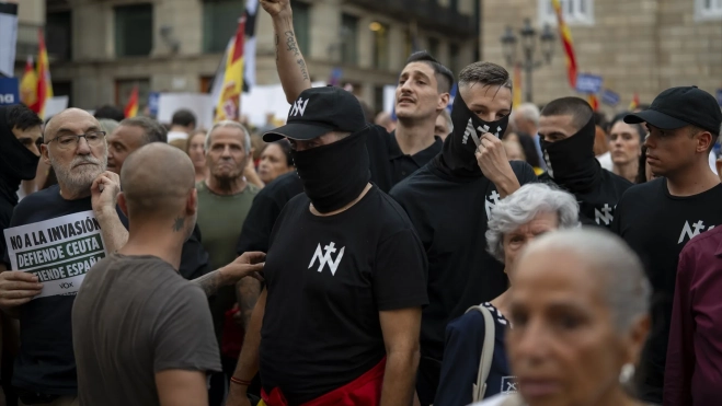 Miembros del grupo neonazi Núcleo Nacional, varios de ellos encapuchados, participan en la concentración de Barcelona. Lorena Sopêna / Europa Press