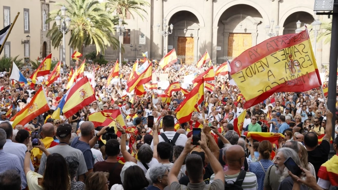 La Plaza de Santa Ana, en Las Palmas de Gran Canaria, se llena de manifestantes y banderas de España durante la concentración de apoyo a Ceuta. Europa Press Canarias