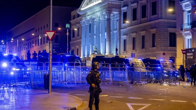 Varios agentes de la Policía Nacional controlan el final de la manifestación ultra por Ceuta en los alrededores del Congreso de los Diputados. Alberto Ortega / Europa Press Varios agentes de la Policía Nacional controlan el final de la manifestación ultra por Ceuta en los alrededores del Congreso de los Diputados. Alberto Ortega / Europa Press