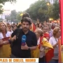 Periodista de TVE en directo siendo increpado en la concentración de Madrid. (Fuente: 'X' de 'Malas Lenguas')