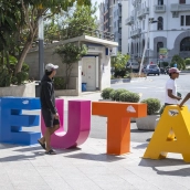 Varios menores migrantes pasean por el centro de la ciudad de Ceuta. Marcos Moreno / Europa Press