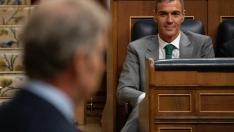 El presidente del Gobierno, Pedro Sánchez, durante la intervención del líder popular, Alberto Núñez Feijóo, en el Congreso de los Diputados. Fernando Sánchez / Europa Press