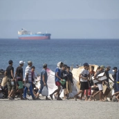 EuropaPress 7741861 decenas migrantes caminan playa trampolin 31 agosto 2026 ceuta espana playa