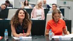 La concejala del PSOE, Emma López, y la portavoz del PSOE en el Ayuntamiento, Reyes Maroto, durante una sesión ordinaria del Pleno municipal. Foto de archivo: Jesús Hellín / Europa Press