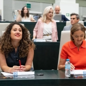 La concejala del PSOE, Emma López, y la portavoz del PSOE en el Ayuntamiento, Reyes Maroto, durante una sesión ordinaria del Pleno municipal. Foto de archivo: Jesús Hellín / Europa Press