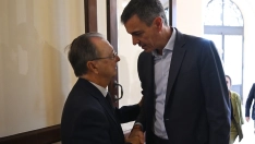 El presidente de la Ciudad Autónoma de Ceuta, Juan Jesús Vivas (i), junto al presidente del Gobierno, Pedro Sánchez, durante la visita de éste el pasado mes de julio. Foto de archivo: Pool Moncloa / Borja Puig de la Bellacasa