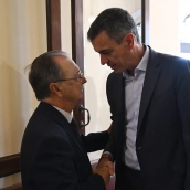 El presidente de la Ciudad Autónoma de Ceuta, Juan Jesús Vivas (i), junto al presidente del Gobierno, Pedro Sánchez, durante la visita de éste el pasado mes de julio. Foto de archivo: Pool Moncloa / Borja Puig de la Bellacasa