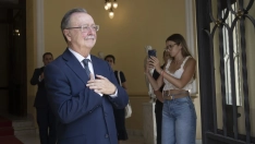 El presidente de Ceuta, Juan Jesús Vivas, a la entrada del Ayuntamiento de la ciudad. Marcos Moreno / Europa Press