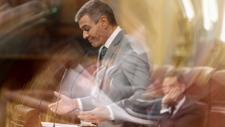 El presidente del Gobierno, Pedro Sánchez (c), durante la sesión plenaria en el Congreso de los Diputados este jueves. Eduardo Parra / Europa Press