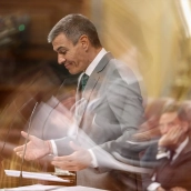 El presidente del Gobierno, Pedro Sánchez (c), durante la sesión plenaria en el Congreso de los Diputados este jueves. Eduardo Parra / Europa Press
